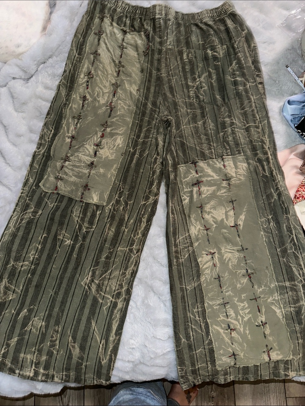 Wide-Leg Olive Patch Detail Pants - Picture 3 of 4